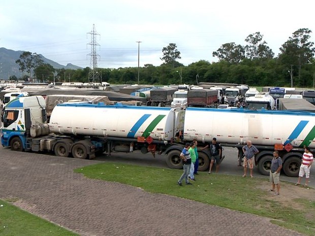 Paralisação de caminhoneiros na Serra (Foto: Reprodução/ TV Gazeta)