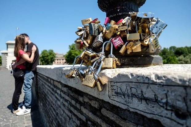 Cadeados do amor na Ponte Milvio, em Roma; protagonistas de romance lançaram a tendência nesse lugar da capital italiana (Foto: Andreas Solaro/AFP)