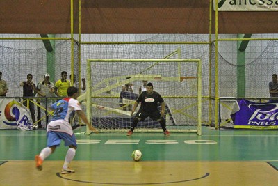 Goleiro de 125kg vive noite de novela (Foto: Emerson Rocha)