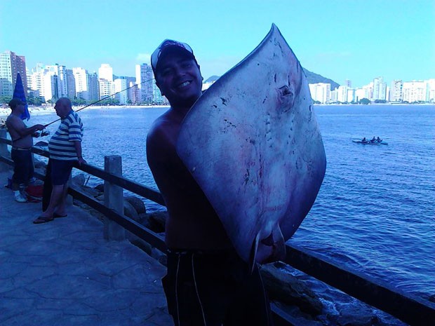 Arraia de 42 quilos foi fisgada por pescador amador de São Vicente, SP (Foto: Arquivo Pessoal/ Rodrigo Guerreiro)
