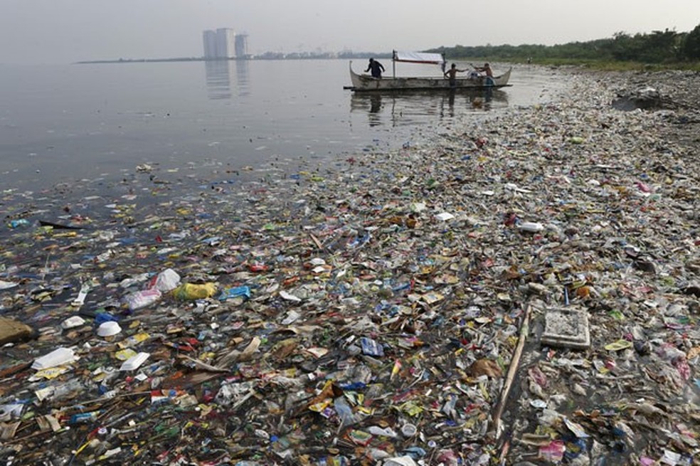 Para o ano 2020, a campanha propõe que sejam totalmente eliminadas as maiores fontes de plástico no mar: os microplásticos de cosméticos e as embalagens descartáveis (Foto: Erik De Castro/Reuters)