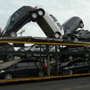 Caminhão cegonha bate, e carros ficam empilhados em Manaus (Carlos Eduardo Matos / Amazonas FM)