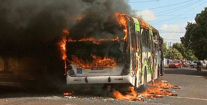 Violence: bus is set alight in Ribeirão Preto (Photo: Playback / EPTV) Violence: bus is set alight in Ribeirão Preto (Photo: Playback / EPTV)
