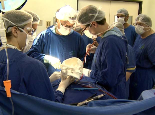 Cirurgia para colocação das placas de titânio foi feita na Unicamp, em Campinas (Foto: Reprodução / EPTV)