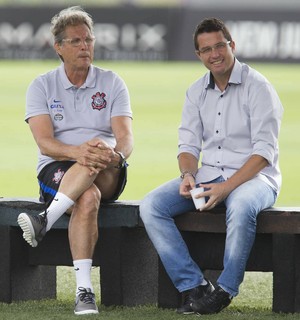 Técnico sub-20 faz visita a Oswaldo de Oliveira no CT do Corinthians