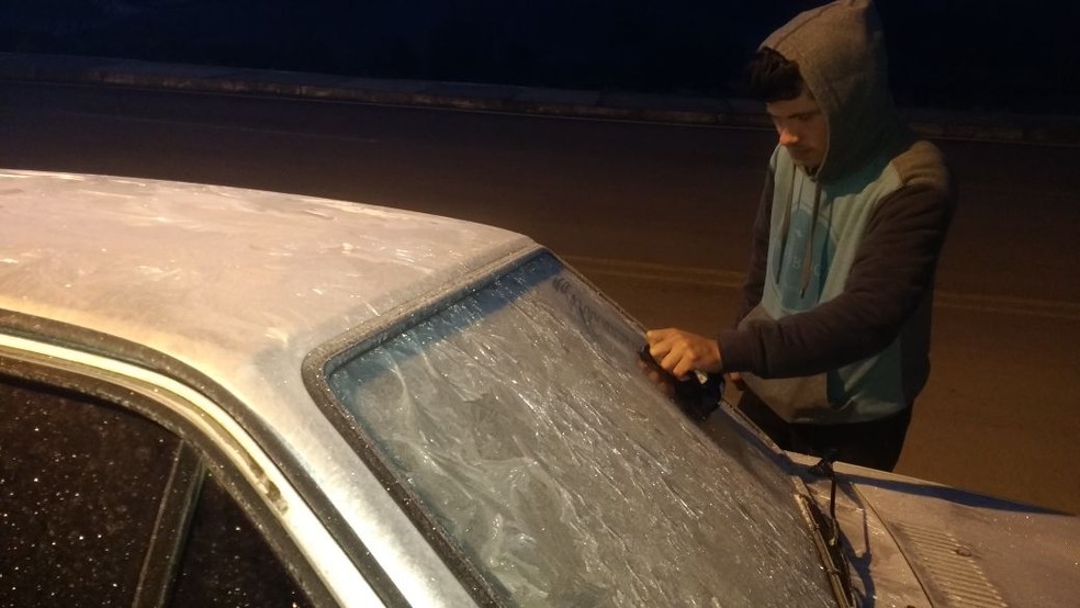 Com temperatura negativa, carro 'congelou' em São Joaquim  (Foto: Mycchel Legnaghi/São Joaquim Online)