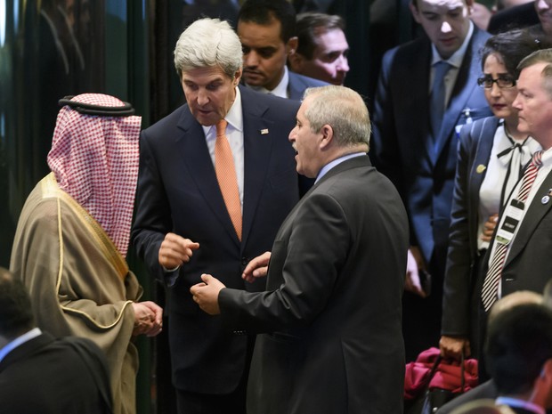 Ministro de estado americano, John Kery, ao lado dos ministros das relações exteriores da Jordânia e da Arábia Saudita (Foto: Fabrice Coffrini / AFP)