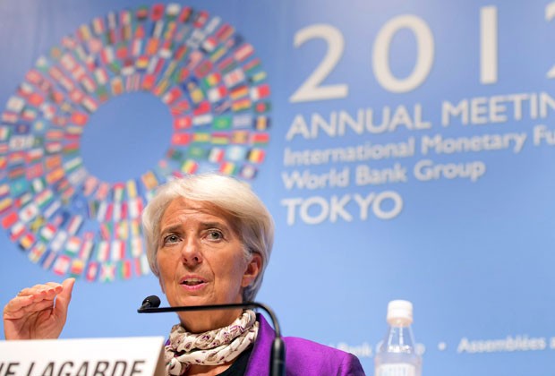 Christine Lagarde fala a jornalistas após reunião do FMI em Tóquio neste sábado (13) (Foto: Stephen Jaffe/afp)