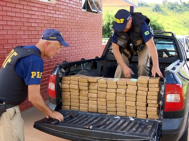 Polícia apreende tabletes de crack na Rodovia Fernão Dias, em São Gonçalo do Sapucaí (Foto: Reprodução EPTV) Polícia apreende tabletes de crack na Rodovia Fernão Dias, em São Gonçalo do Sapucaí (Foto: Reprodução EPTV)