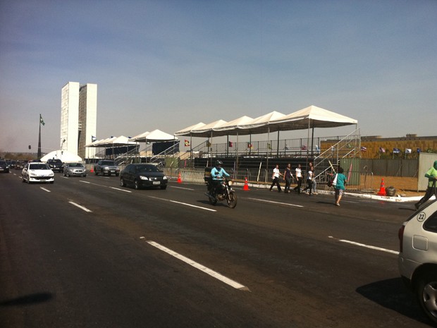 Na véspera do desfile as arquibancadas já estavam montadas na Esplanada dos Ministérios, em Brasília (Foto: Lucas Nanini)