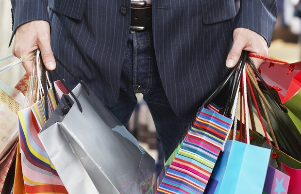 Gastar dinheiro à toa ; compras ; shopping ; gastar demais ; consumo ; barganha ; liquidação ; varejo ; terapia de compras ;  (Foto: Shutterstock)