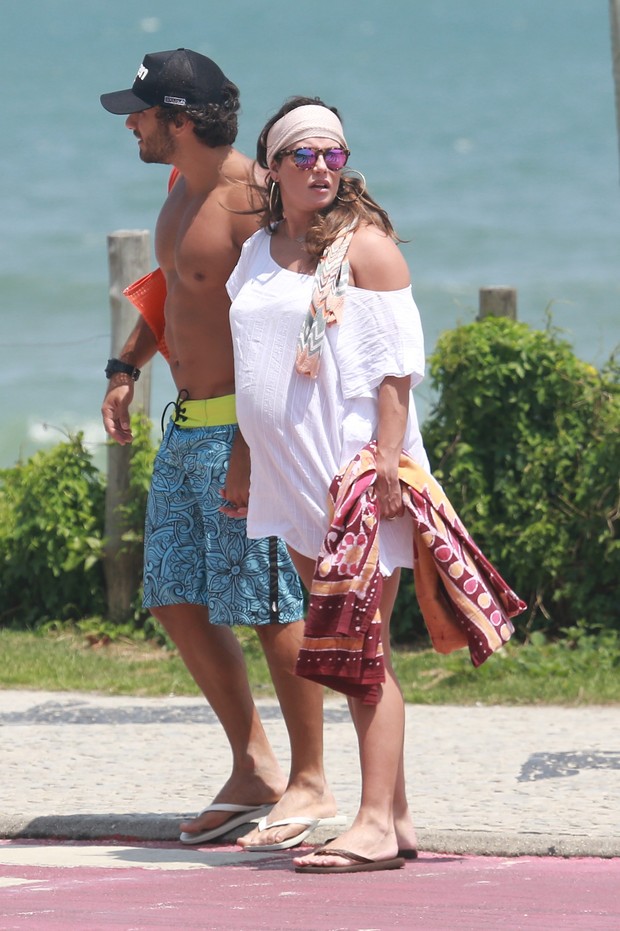 Deborah Secco e marido em praia na Barra da Tijuca, RJ (Foto: Delson Silva / Agnews)