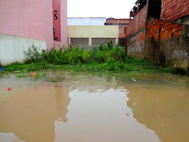 Várias ruas ficaram alagadas no bairro Estância da Penha, em Campos (Foto: Priscilla Alves/ G1)