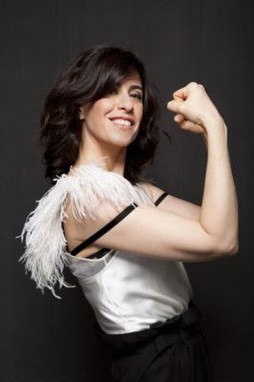 Fernanda Torres posa mostrando a boa forma conquistada com a ioga