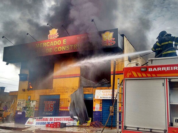 Bombeiros evitaram que fogo atingisse mercado que funciona na parte de baixo do imóvel (Foto: Divulgação/ Corpo de Bombeiros)