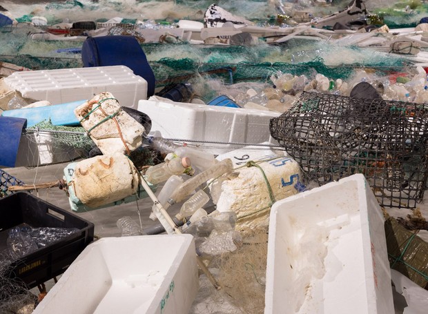 Instalação Lixo no Mar "Over Flow", no museu MAAT, Portugal (Foto: Deezen/ Reprodução)