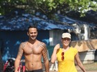 Carolina Ferraz se exercita na orla do Rio ao lado de seu novo affair