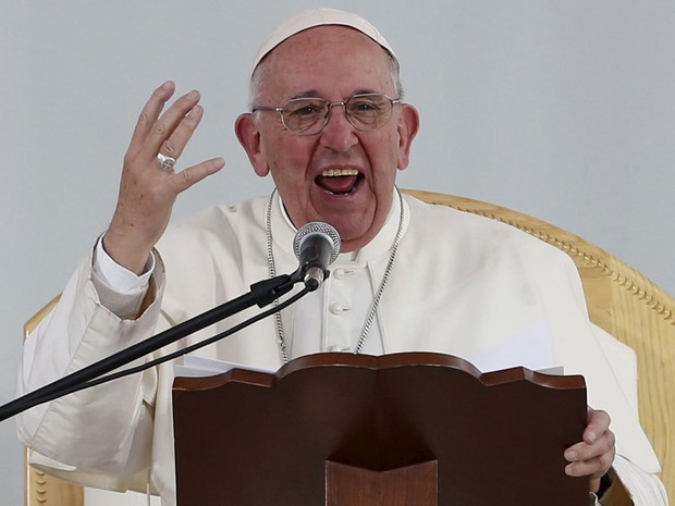 Papa Francisco fala para jovens no estádio de Morelia, no México, na terça-feira (16) (Foto: Carlos Garcia Rawlins/Reuters)