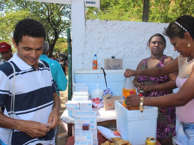 Irmãos lucram com o dia de finados em Teresina (Foto: Catarina Costa/G1 PI)