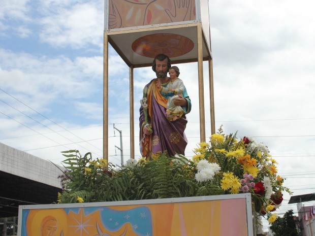 A imagem do santo acompanhou a carreata (Foto: Camila Henriques/G1 AM)
