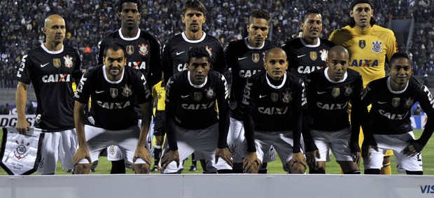 Time do Corinthians posado para enfrentar o San Jose (Foto: AFP)
