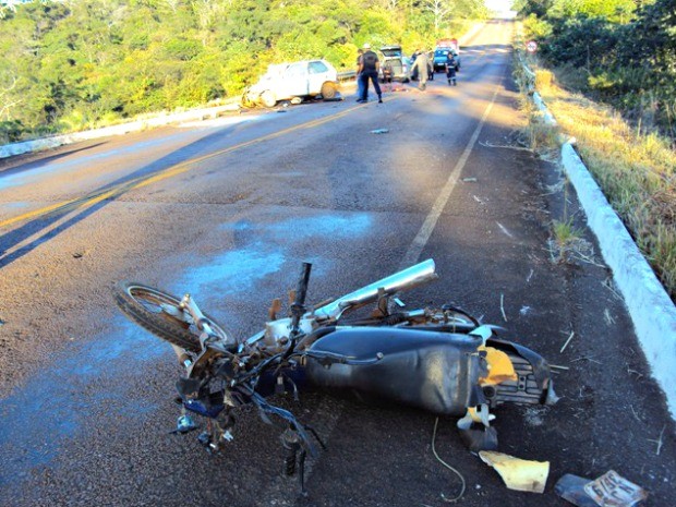 Moto e carro bateram em caminhonete parada, segundo a polícia (Foto: Corpo de Bombeiros/ Campo Verde-MT)