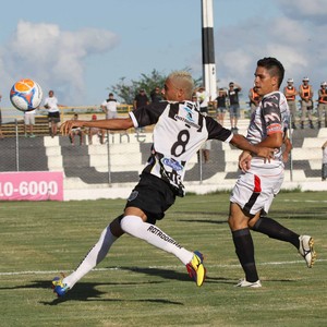 Esquerdinha, do Treze, contra  o Santa Cruz-PB (Foto: Leonardo Silva / Jornal da Paraíba)