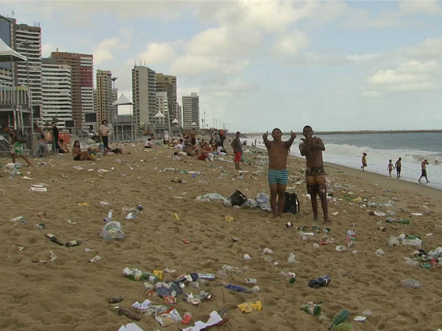 Lixo é coletado pela empresa Ecofor (Foto: TV Verdes Mares/Reprodução)