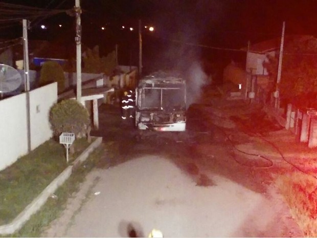 Ônibus pegou fogo no fim de uma rua no bairro Vida Nova (Foto: Corpo de Bombeiros/Divulgação)
