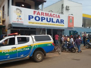 Clientes que estavam na farmácia também ficaram feridos (Foto: 190 Online/ Reprodução)