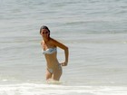 Glenda Kozlowski exibe boa forma e namora em praia do Rio