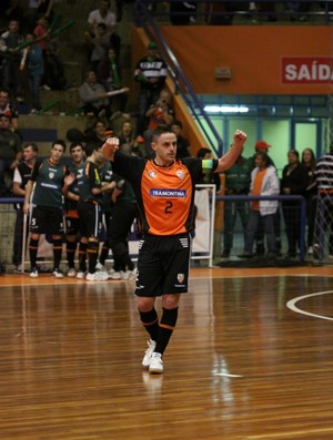 Rodrigo, do Carlos Barbosa, comemora gol contra o Montesilvano, na Copa Intercontinental do futsal (Foto: Renato Zaro / ACBF)