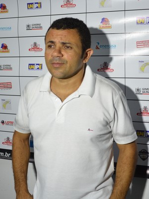 Josivaldo Alves, treinador e técnico do CSP, em partida contra o Santa Cruz (Foto: Amauri Aquino / GloboEsporte.com)