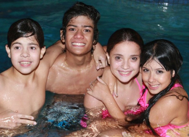 Após o 'Parabéns', chiquititos entram na piscina para pool party (Foto: Leo Franco/AgNews)
