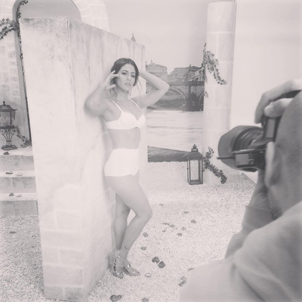 Carol Castro posa sexy em ensaio (Foto: Reprodução / Instagram)
