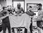 Curtinhas: Jon Jones provoca Cormier e recria pesagem polêmica com toalha