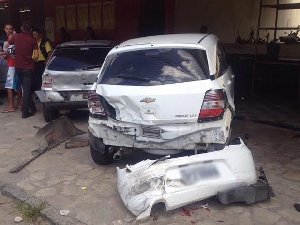 Suspeitos colidiram em três outros carros durante fuga (Foto: Walter Paparazzo/G1)