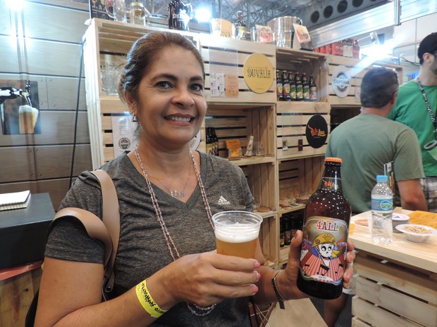 Turismóloga Ana Lúcia veio de Salvador e se encantou com sabor das cervejas artesanais pernambucanas (Foto: Moema França/G1)