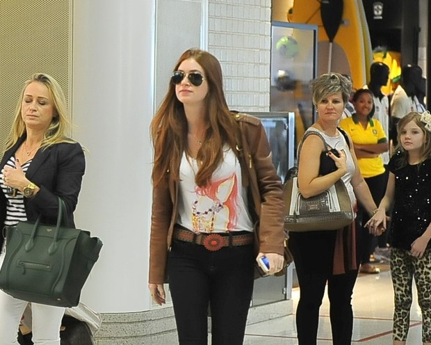 Marina Ruy Barbosa no aeroporto (Foto: Marcello Sá Barretto/AgNews)