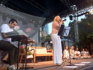 Luiza Possi se apresenta no palco (Foto: Guilherme Brito / G1)