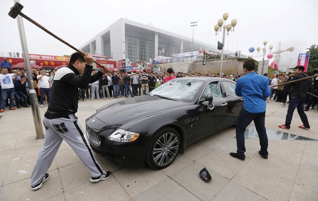 Chineses destruíram nesta terça-feira (14) uma Maserati (Foto: Reuters)