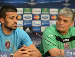 Cadu e Loan Andone coletiva Cluj (Foto: AFP)