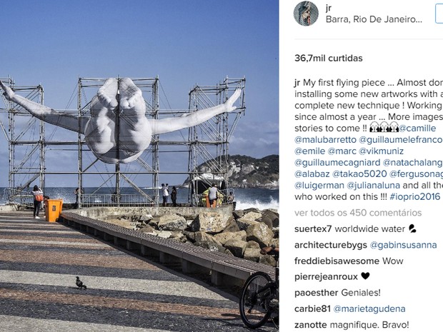 InstalaÃ§Ã£o do artista francÃªs JR no Quebra-Mar, na Barra da Tijuca, simula mergulho de atleta (Foto: ReproduÃ§Ã£o/Instagram)