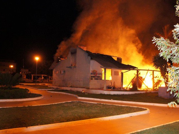 Incêndio atingiu prédio da prefeitura de Buriticupu (Foto: Luiz Silva/Divulgação)