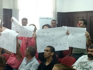 Moradores voltam a Câmara de Itu para pedir socorro à cidade (Foto: Ana Carolina Levorato/G1)