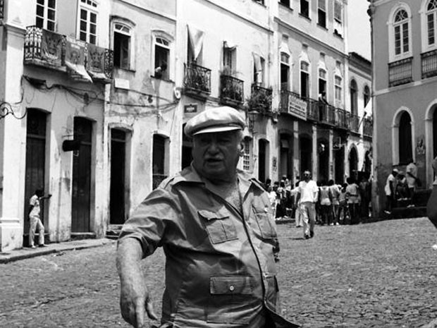 Jorge Amado no Pelourinho, Centro Histórico de Salvador (Foto: Zélia Gattai/Acervo Fotográfico Zéllia Gattai)