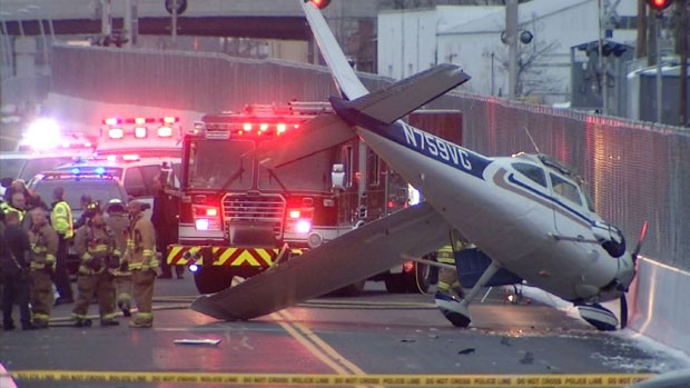 Piloto de avião sobreviveu após aeronave cair em rodovia neste sábado (29) nos EUA (Foto: NBC Connecticut News, Gregg Monte/AP)
