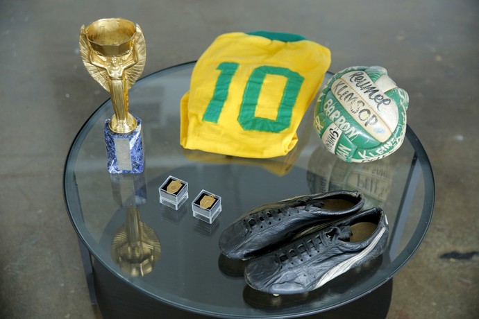 Itens a leilão de Pelé (Foto: Reuters)
