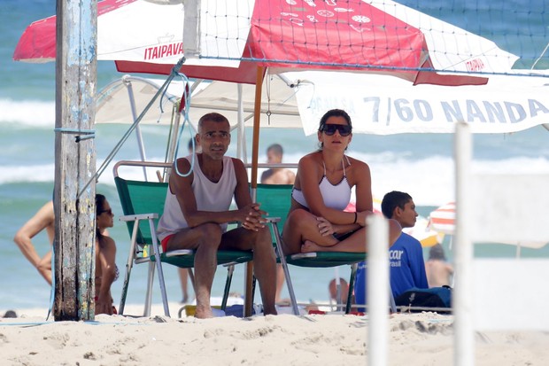 Romário e namorada na praia (Foto: AgNews / AgNews)