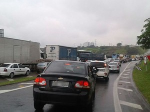 Caminhão carregado de argila tombou e deixou via Dutra congestionada em São José dos Campos (Foto: Edilene Faria/TV Vanguarda)